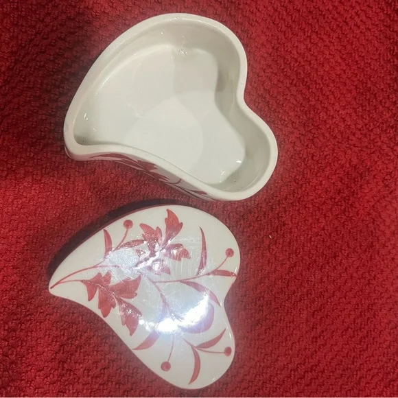Vintage Andrea by Sadek Heart-Shaped Red and White Trinket Box - Picture 2 of 5